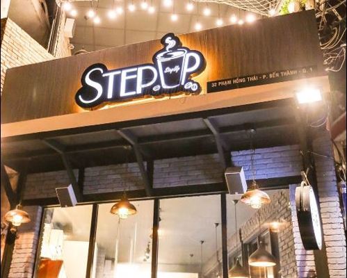Bảng hiệu StepUp Coffee Quận 1