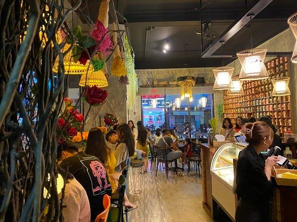 Quán thu hút nhiều giới trẻ đến thưởng thức đồ uống