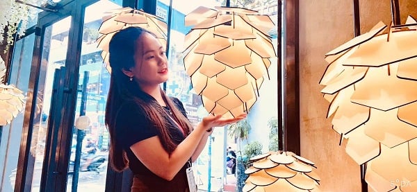 Tạo dáng trước trang trí của quán