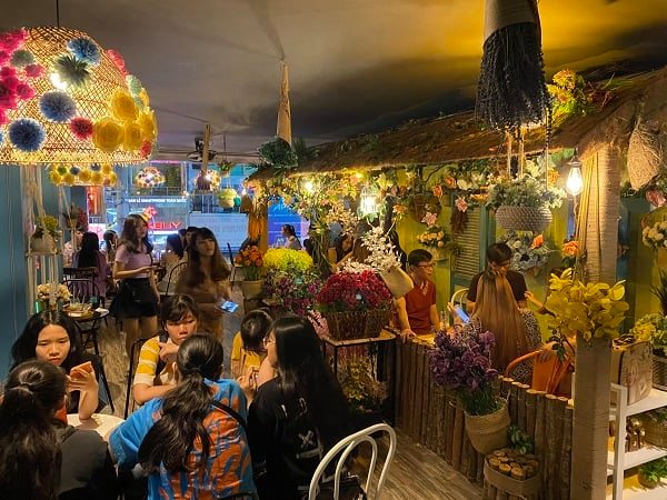 Không gian quán ấm cúng và dân dã