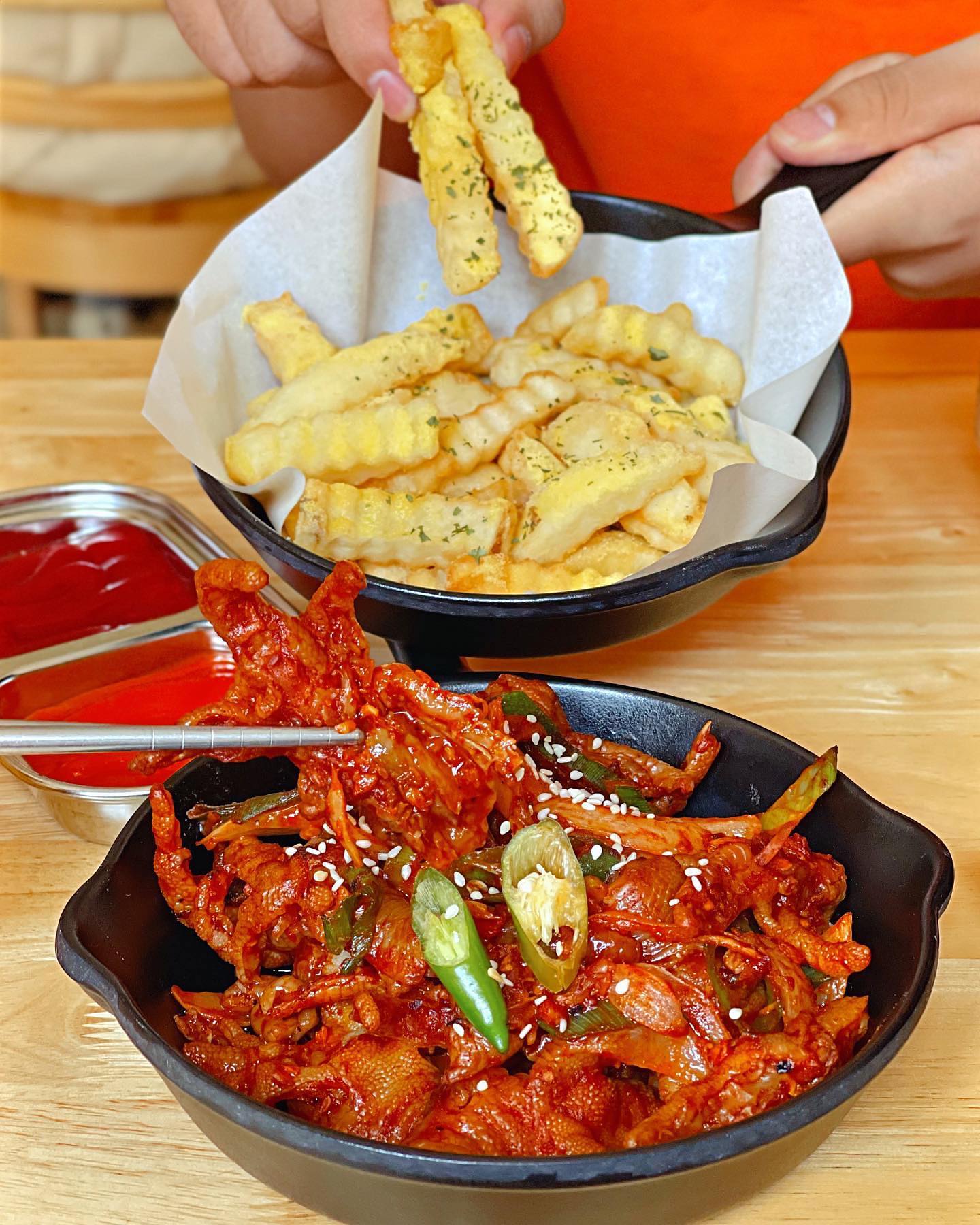 Kokoria Hàn Quốc - Chời ơi ta nói chân gà tẩm kim chi cay mà ngon, khoai tây chiên thì bự bự vậy nè ăn đã gì đâu luôn