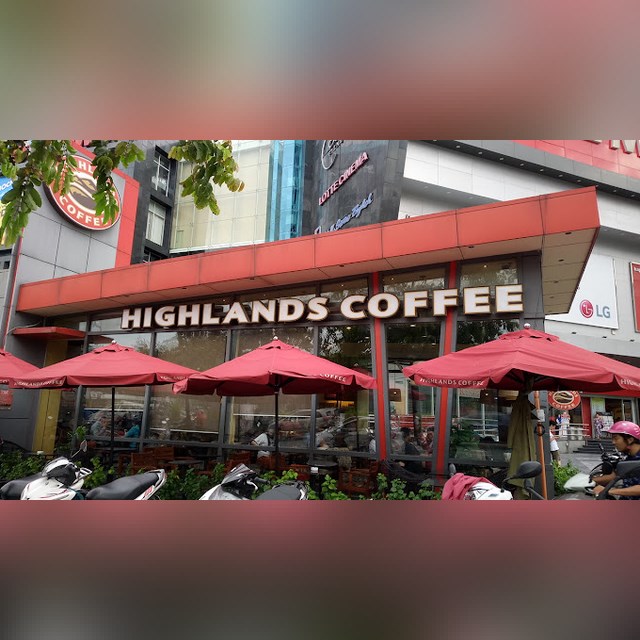 Highlands Coffee Cách Mạng Tháng 8