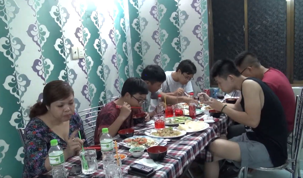 Không gian quán sạch sẽ và rộng rãi