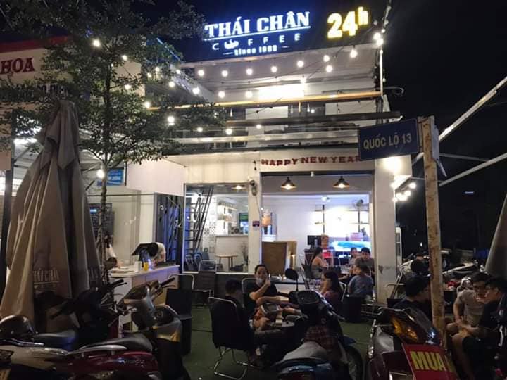 Chỗ ngồi thoáng mát trước của quán Thái Chân 24h Coffee