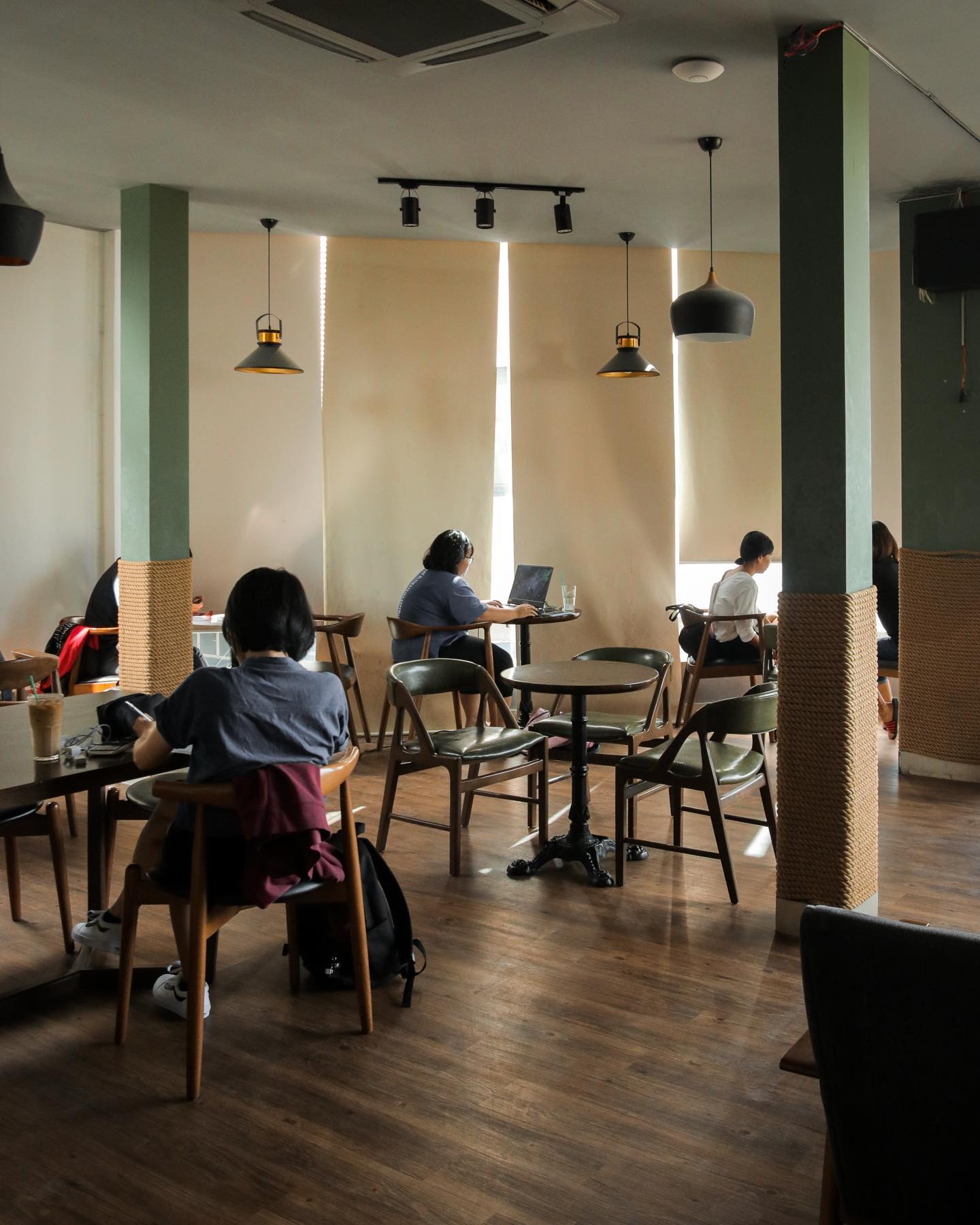 Quán cafe học bài Gò Vấp Effoc Coffee thu hút số đông các bạn học sinh, sinh viên đến học bài