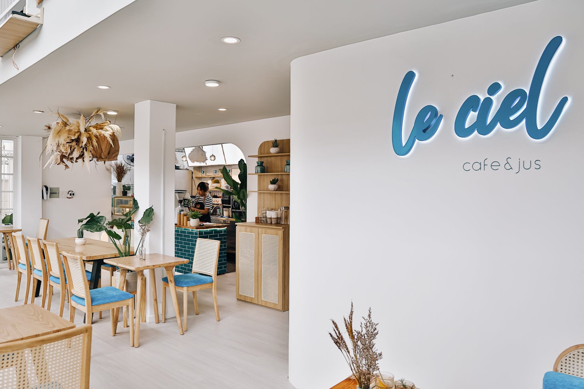 Không gian bên trong Le Ciel Cafe chủ đạo là màu xanh dương và trắng