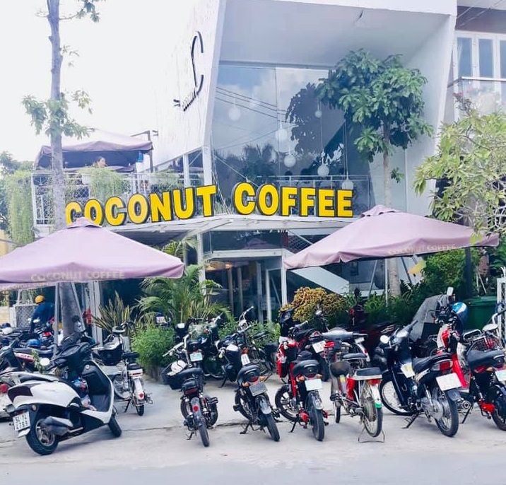 Mặt tiền quán Coconut Coffee rất rộng và thoáng mát