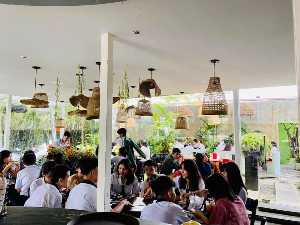 Không gian quán Coconut Coffee rất ấm cúng, thu hút nhiều bạn trẻ đến thưởng thức đồ uống