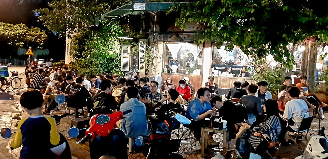 Rất đông thực khách đến với quán Cỏ Cafe