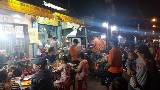 Rất đông thực khách tới thưởng thức cơm gà xối mỡ tại quán Thiên Hương