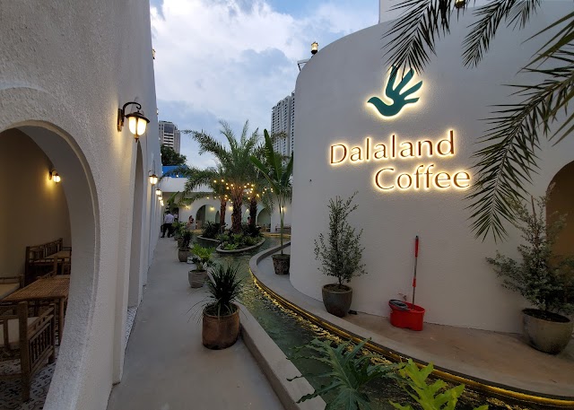 Khuôn viên tại Dalaland Coffee mang phong cách Địa Trung Hải