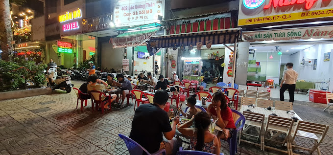 Quán Lão Hương Thân sở hữu không gian thoáng đãng, rộng rãi thu hút khá đông thực khách đến thưởng thức đồ ăn