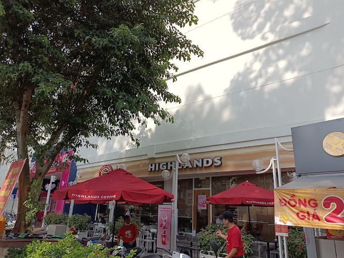 Highlands Coffee có vị trí ngay tầng trêt tại siêu thị Coopmart Lý Thường Kiệt