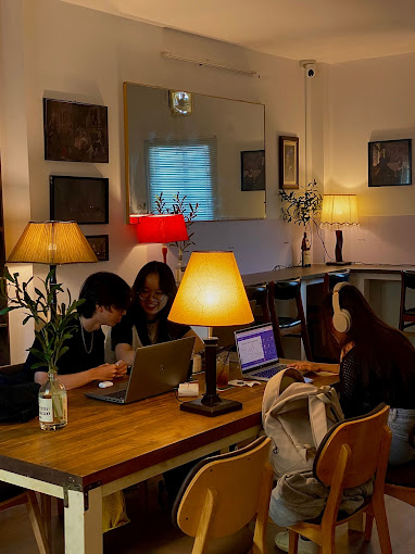 Chốn Riêng Cafe thu hút khá đông các bạn học sinh, sinh viên tới để học tập