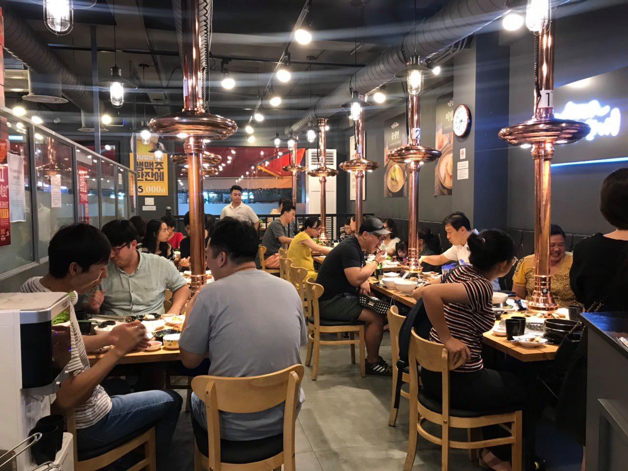 Nhà hàng Myung Ryun Jinsa Galbi rất đông khách đến thưởng thức