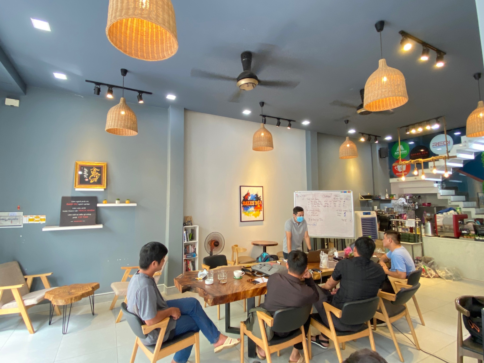 Sales Bựa Cafe có thiết kế không gian sạch sẽ và thích hợp cho họp nhóm, hội họp 