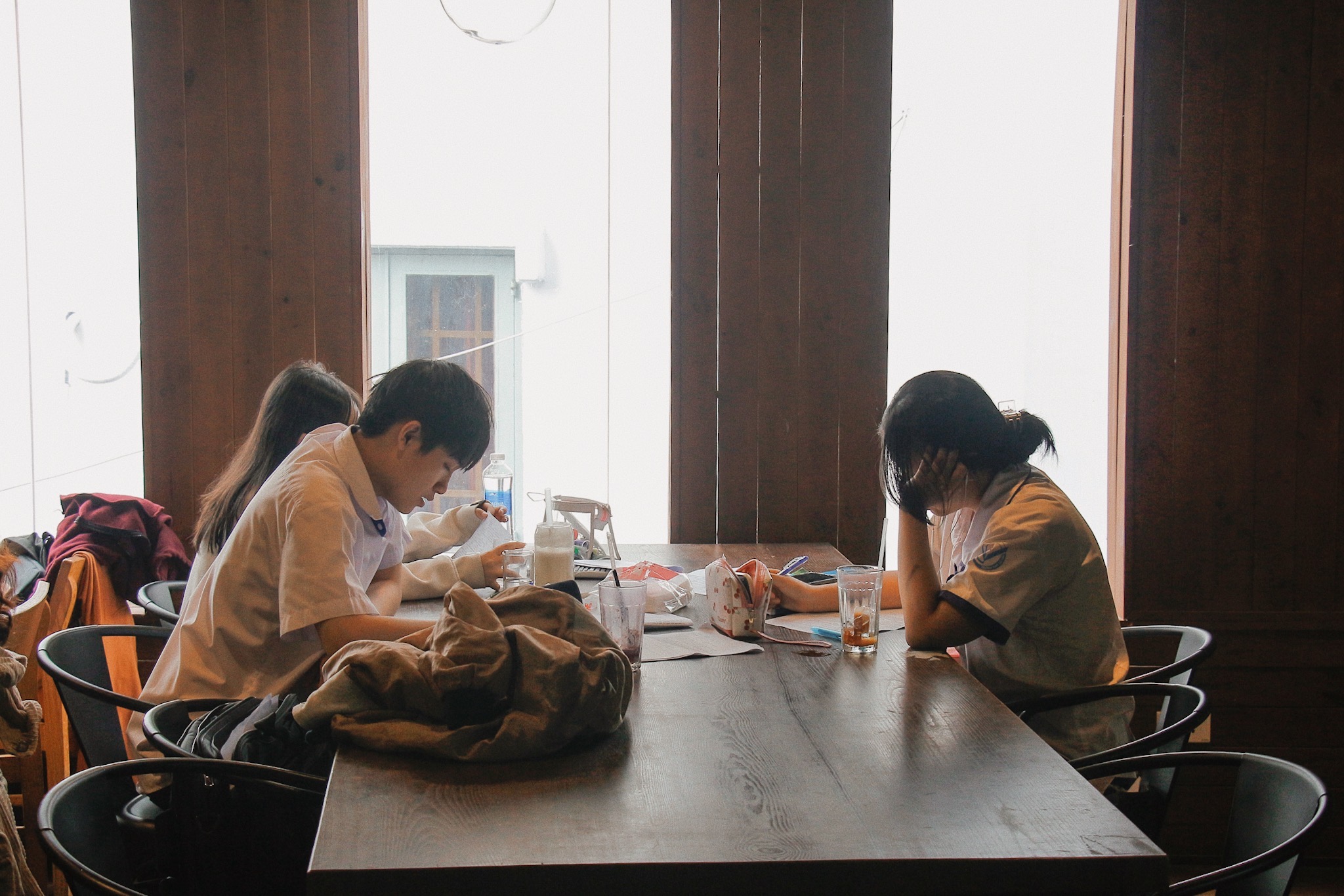 LAVA Coffee thu hút nhiều các bạn học sinh đến học bài