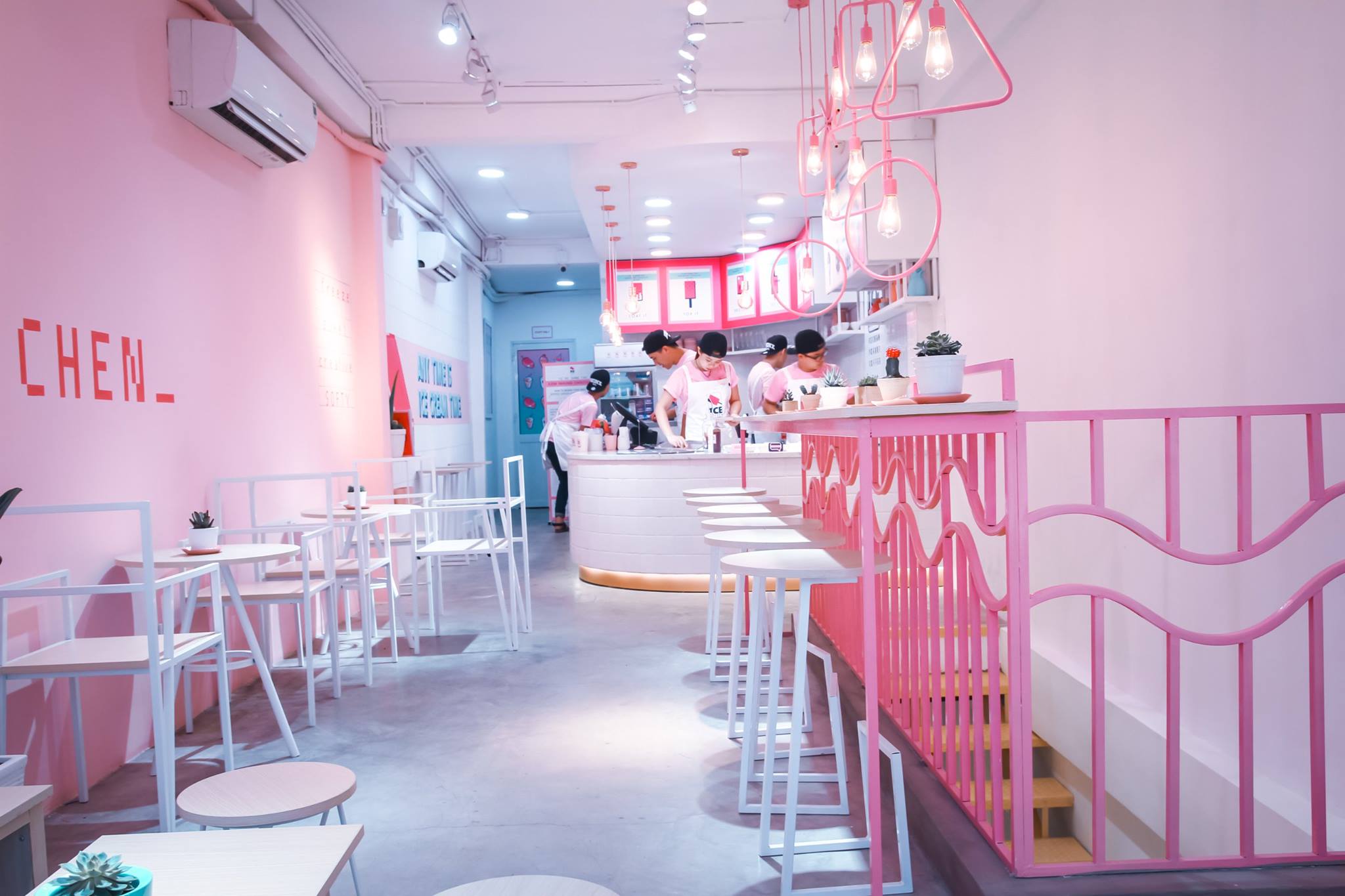 Ice Kitchen có thiết kế màu hồng và hệ thống máy lạnh cực cool, độc đáo tại Sài Gòn
