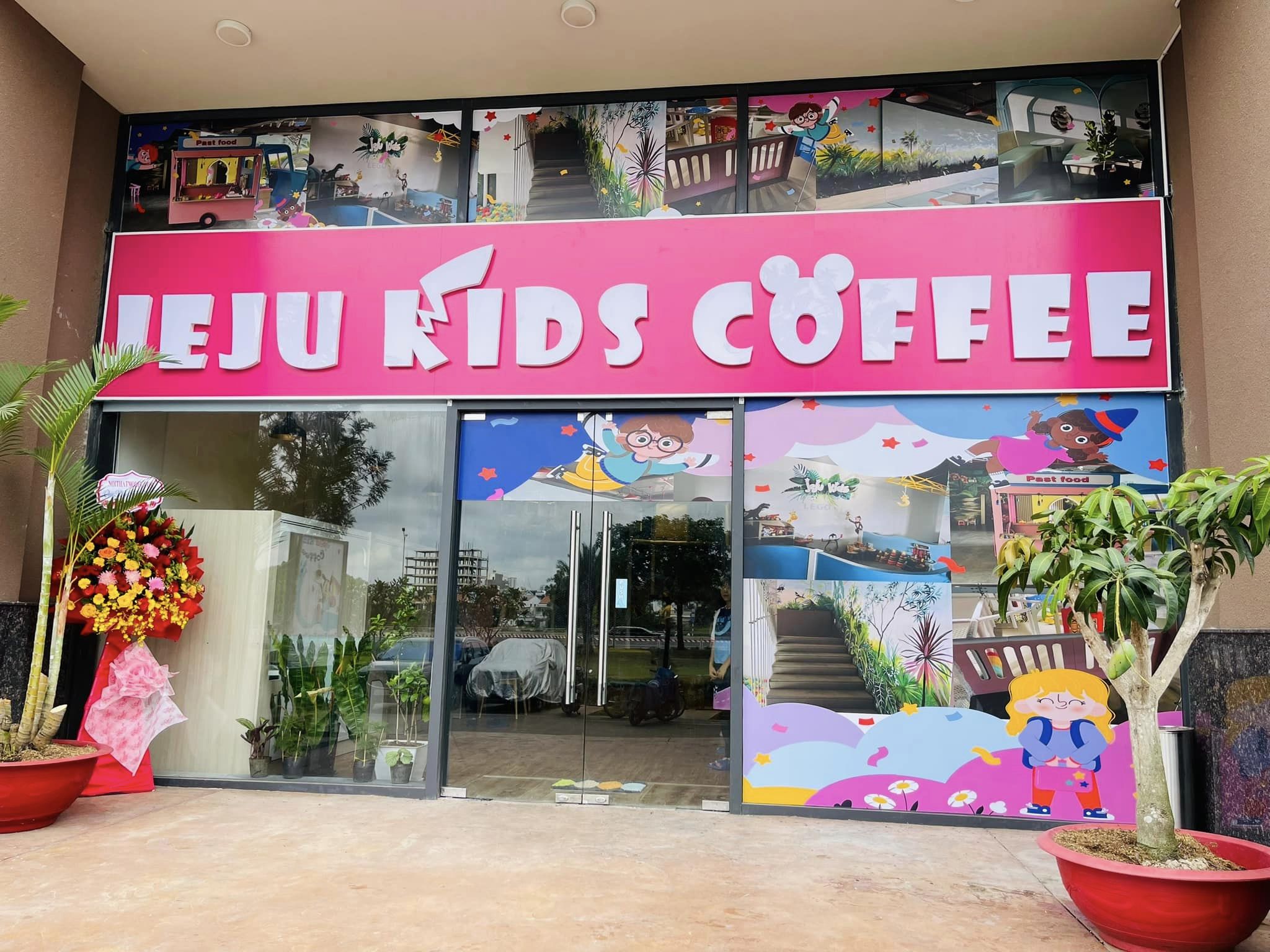 Mặt tiền quán JEJU KIDS Coffee khá rộng rãi và bắt mắt