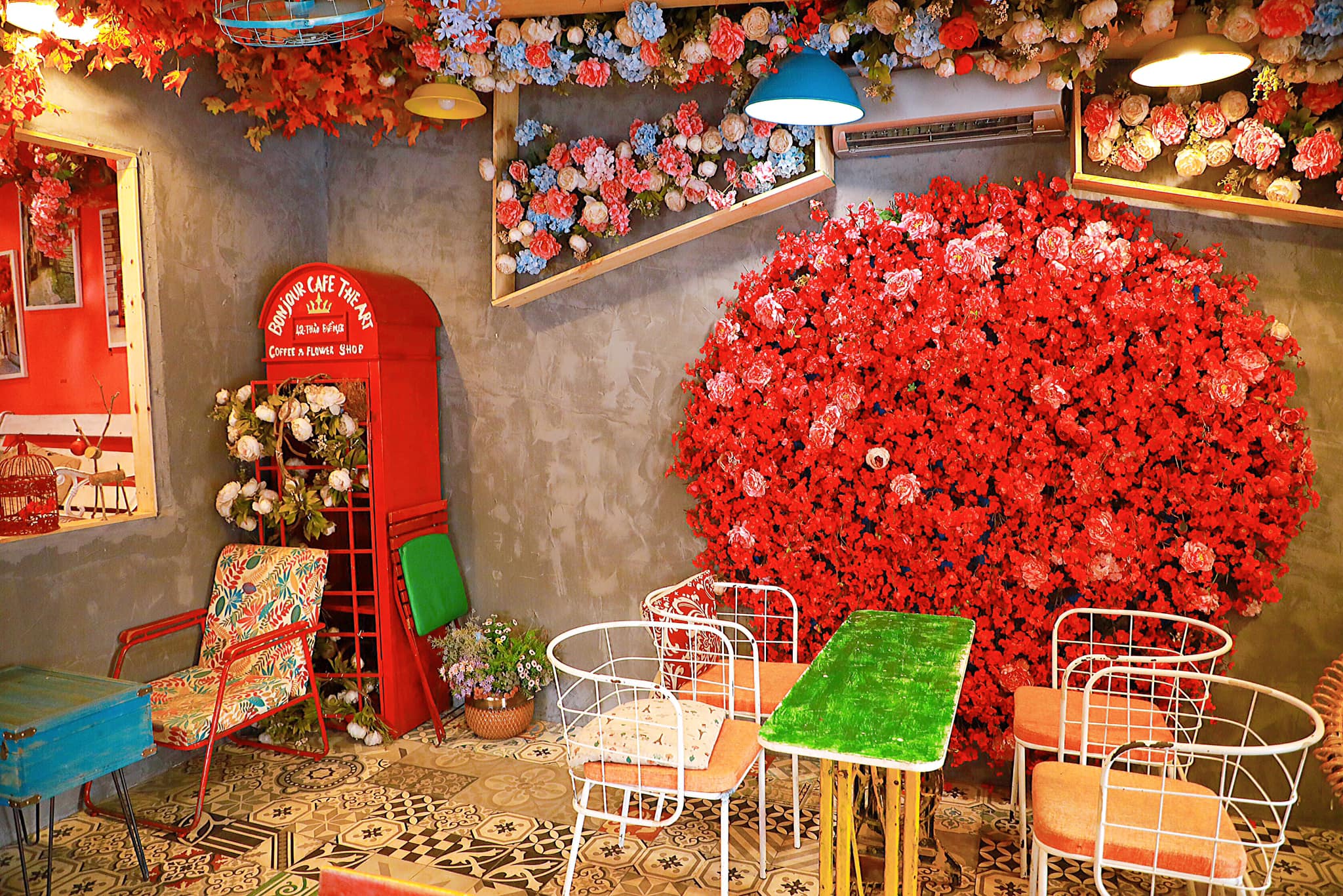 Bonjour Cafe The Art được trang trí hoa lá theo phong cách nước Pháp