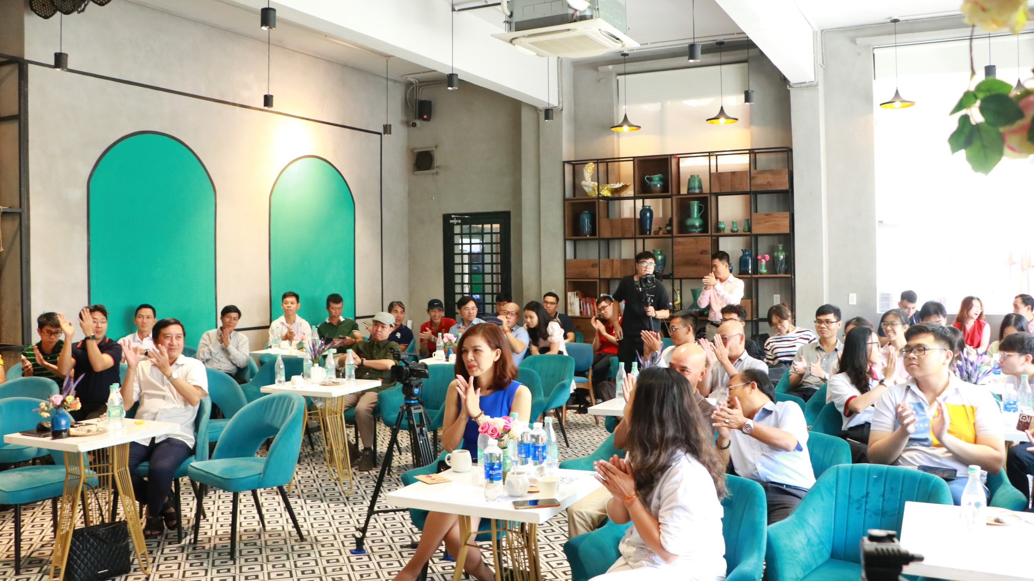 Business Coffee thu hút nhóm khách hàng đông đến họp bàn, offline nhóm