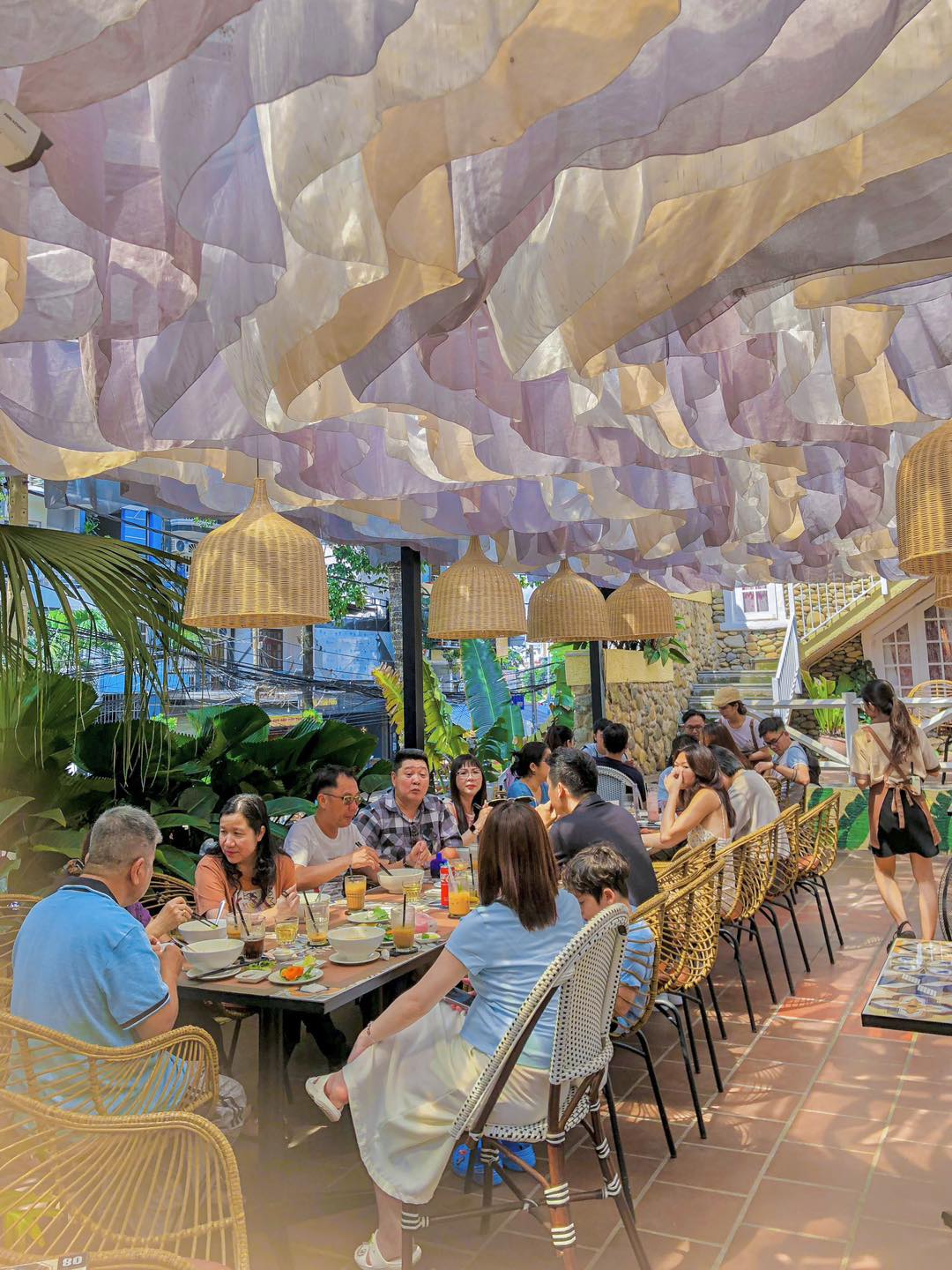 Rất đông thực khách tới trải nghiệm đồ ăn, uống tại tại The MayA – Bistro Garden
