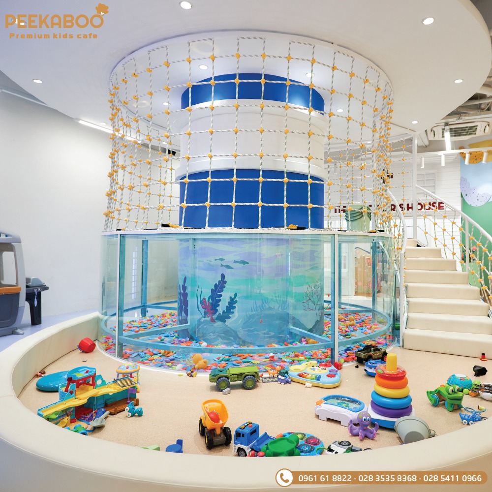Trò chơi tại Peekapoo Premium Kids Cafe luôn sạch sẽ và đảm bảo an toàn cho trẻ vui chơi