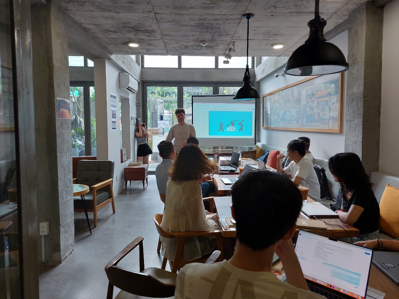 Work'in Saigon Cafe được trang bị đầy đủ thiết bị phục vụ phòng họp