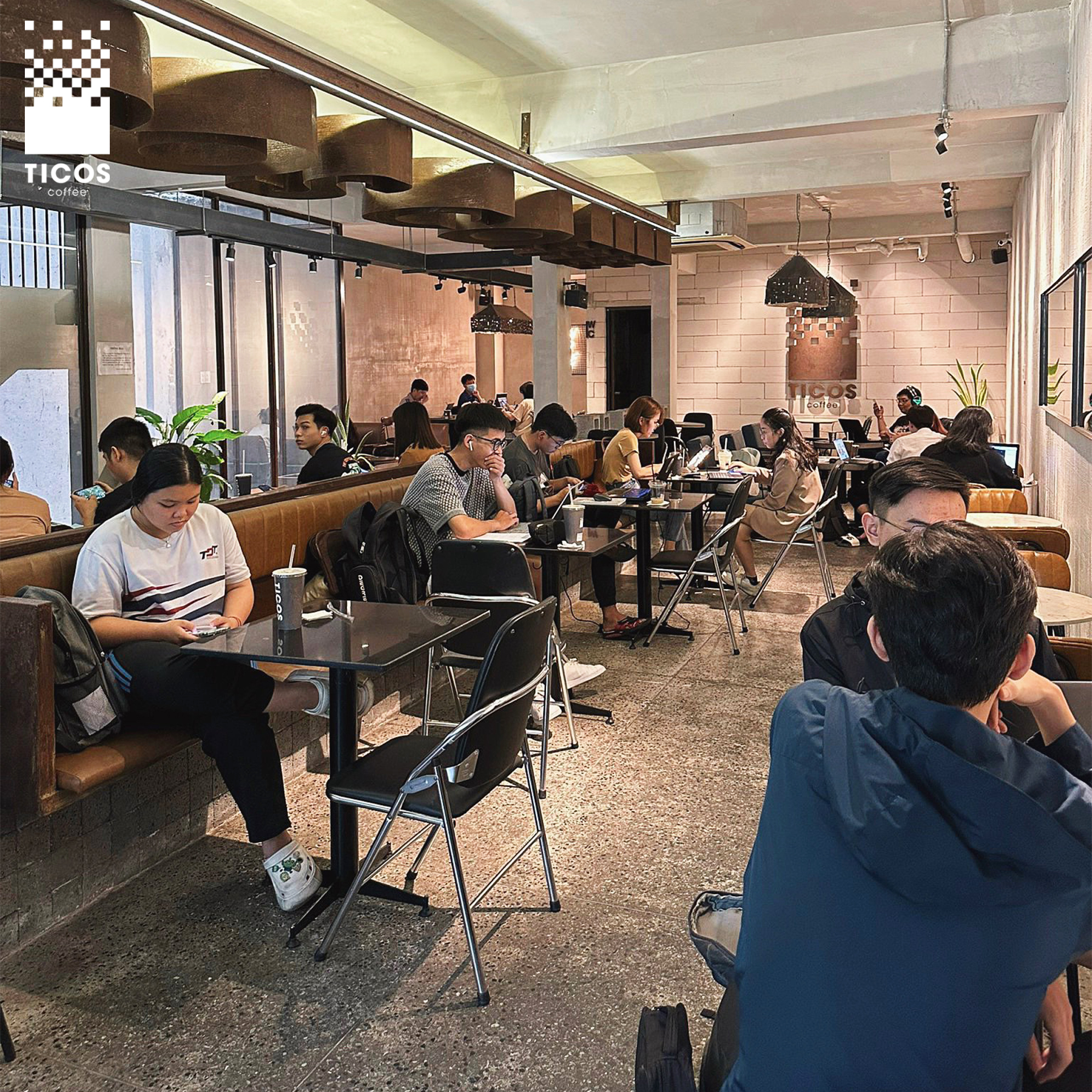 Ticos Coffee Gò Vấp thu hút khá đông các bạn học sinh, sinh viên đến học bài