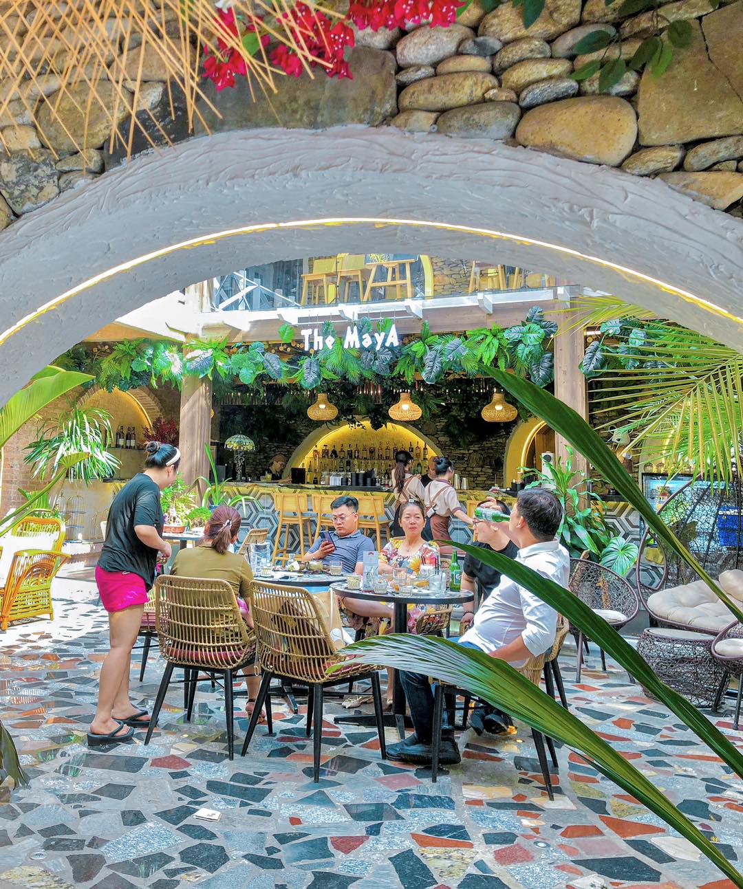 Thực khách ngồi thư giãn thưởng thức đồ uống tại The MayA – Bistro Garden mát mẻ