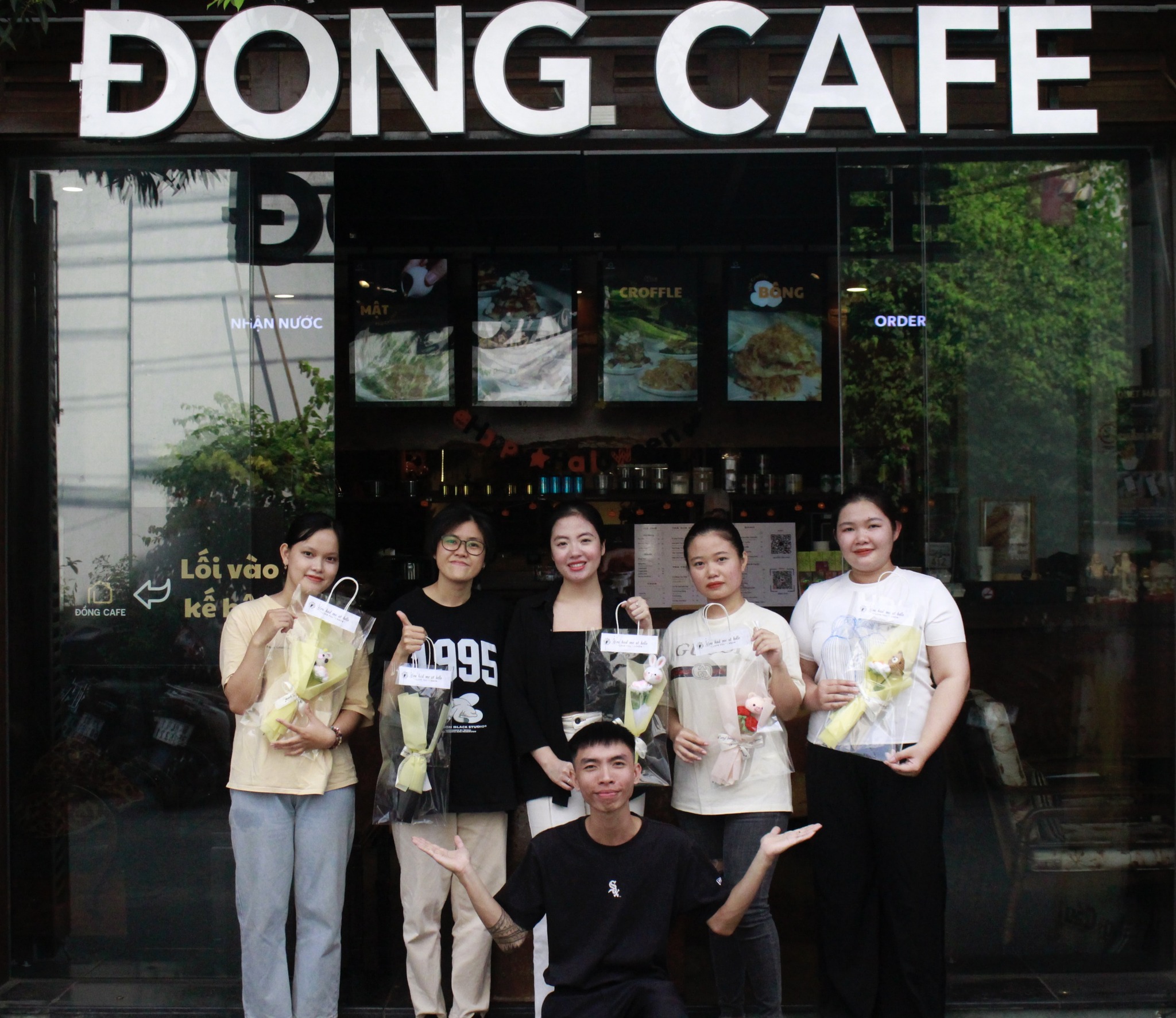 Check in trước cửa quán Đồng Cafe