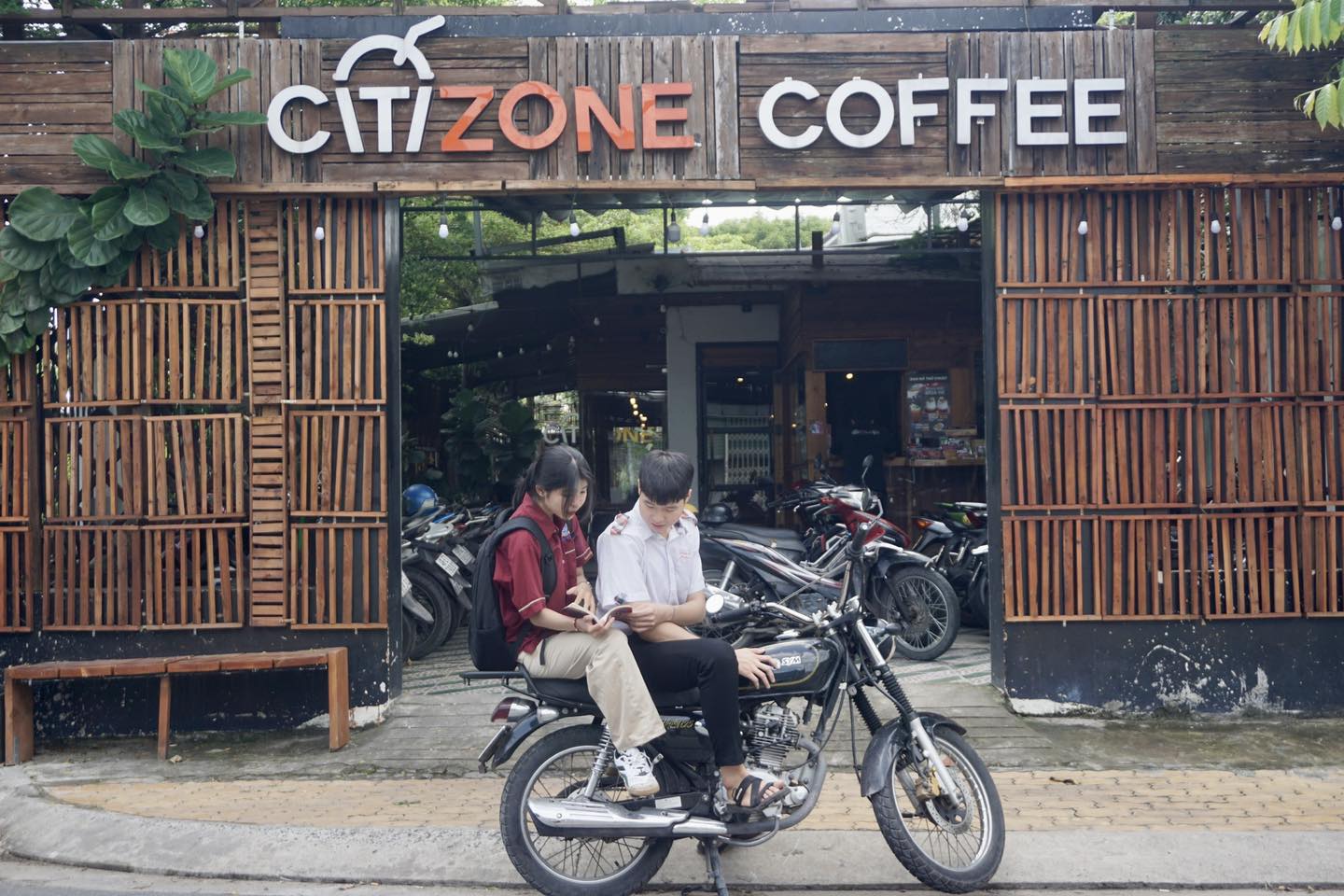 Không gian trước cửa quán Citizone Coffee khá bắt mắt và rộng rãi