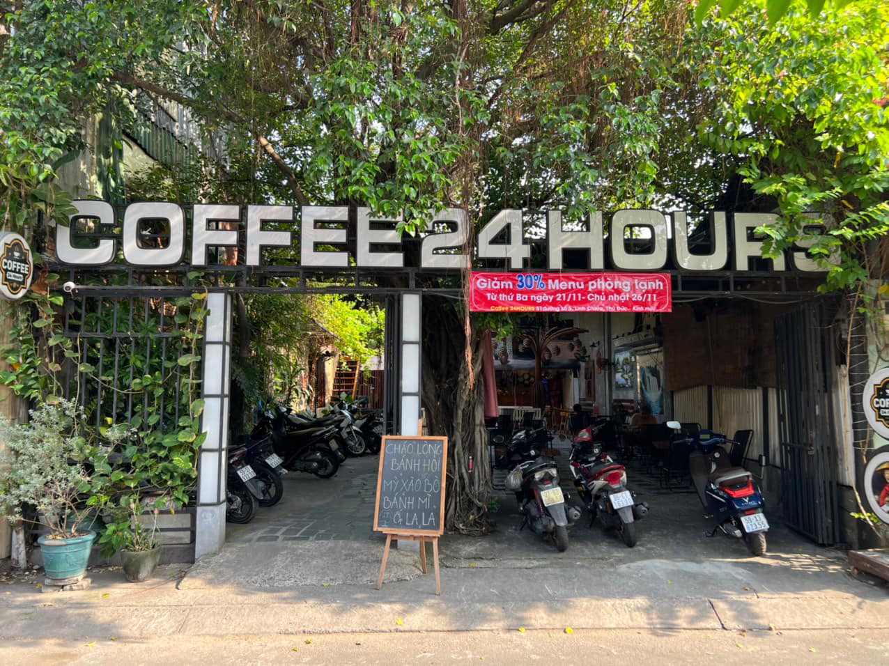 Mặt tiền cực mát với nhiều bóng cây và rộng rãi tại Coffee 24 Hours