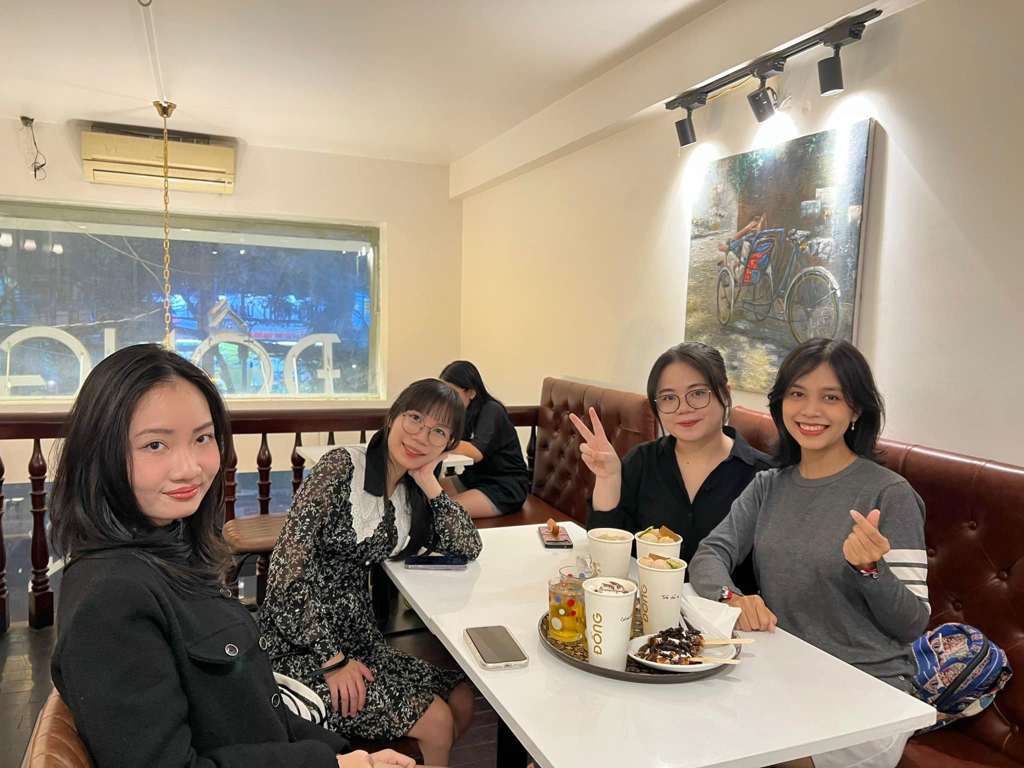 Nhiều thực khách trẻ tuổi đến với Đồng Cafe thưởng thức đồ uống
