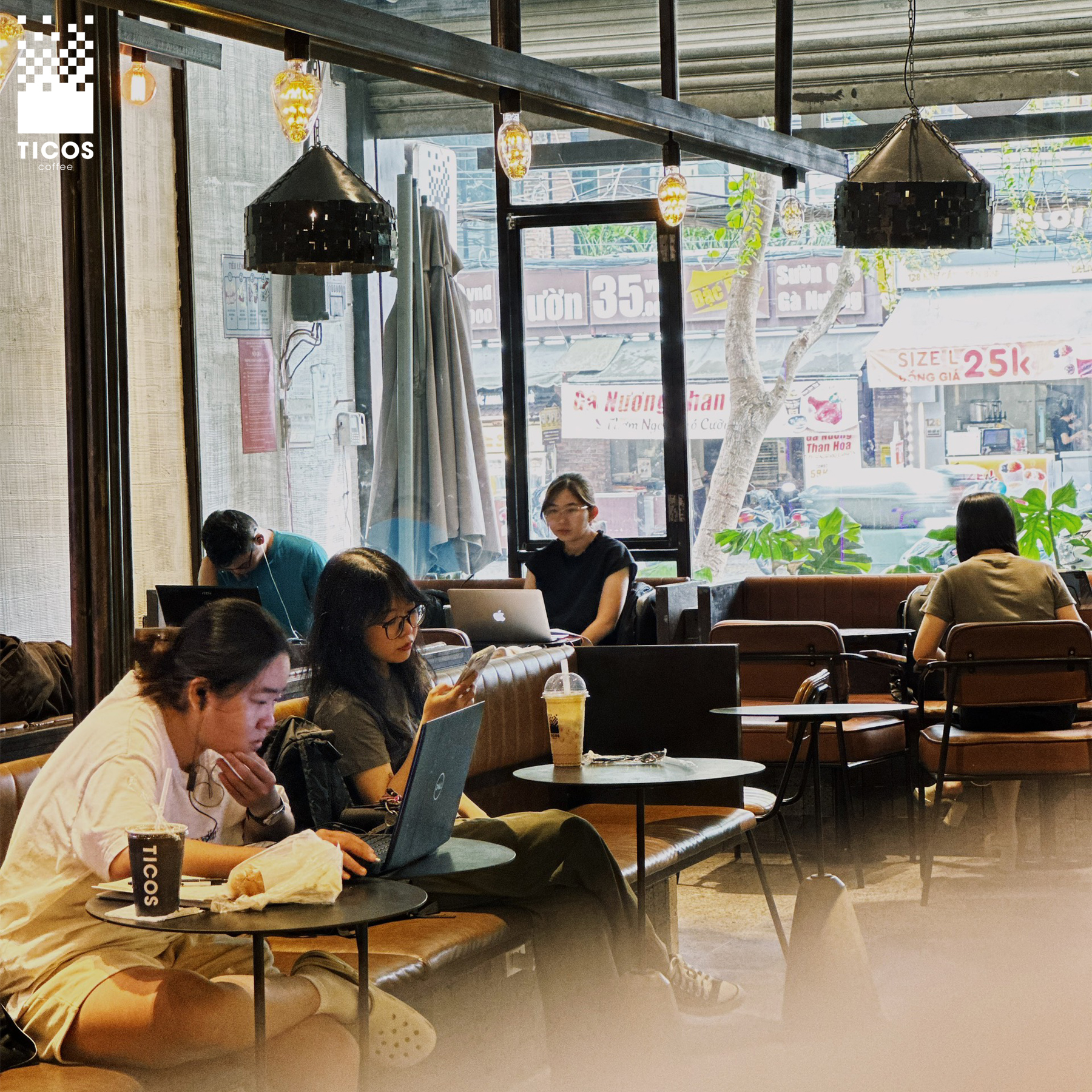 Ticos Coffee có không gian ấm cúng, yên tĩnh, thích hợp cho các bạn học bài