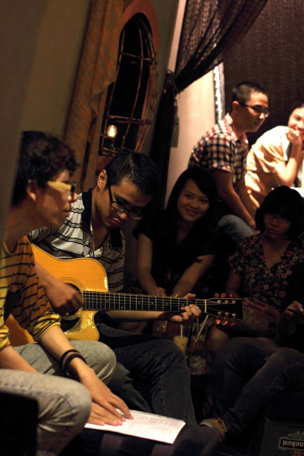 Giờ Dây Thun Café thường tổ chức giao lưu ca nhạc thêm phần sôi động