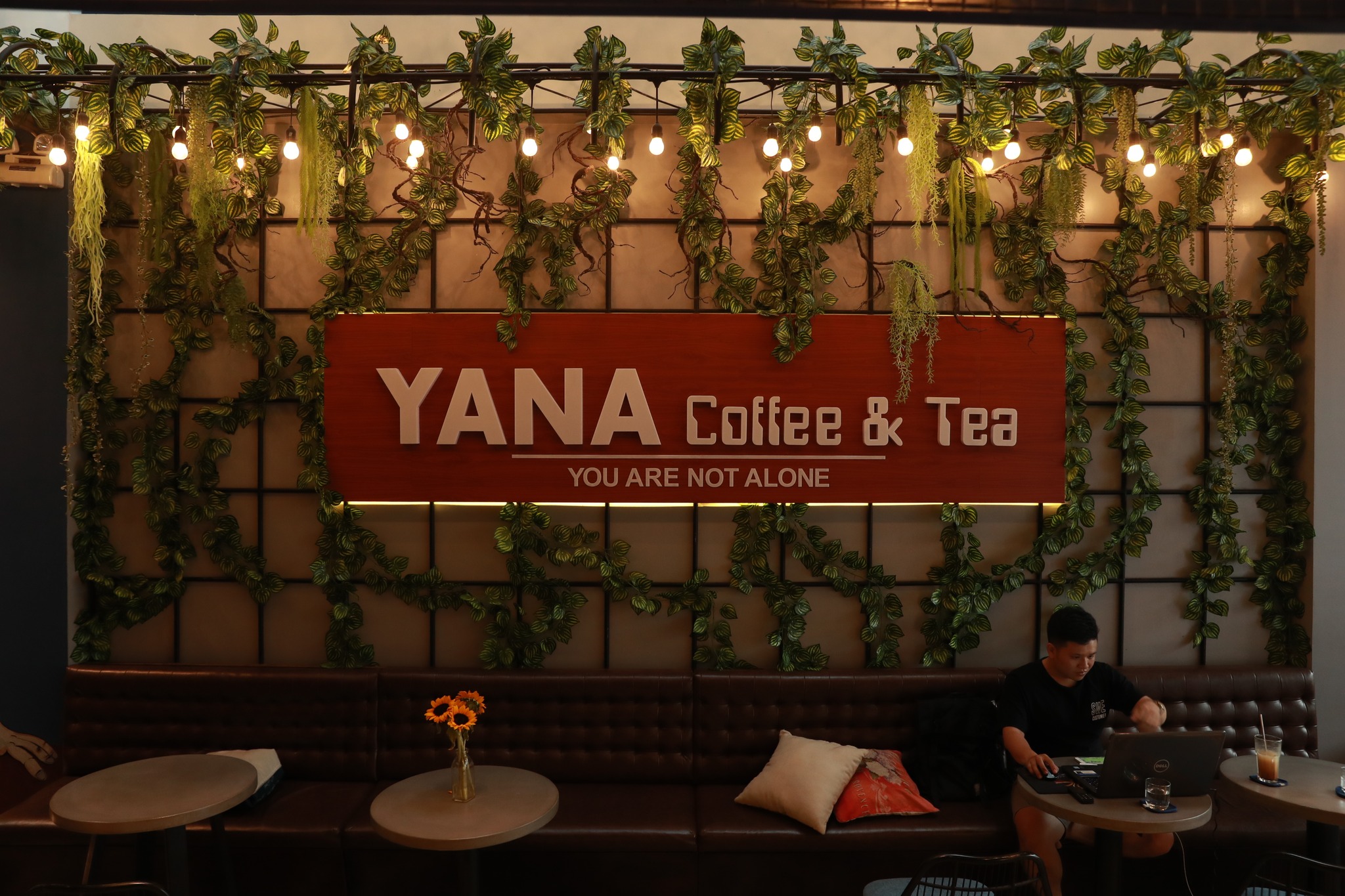 YANA Coffee & Tea là nơi lý tưởng dành cho những ai yêu thích trà, cafe cả ngày lẫn đêm