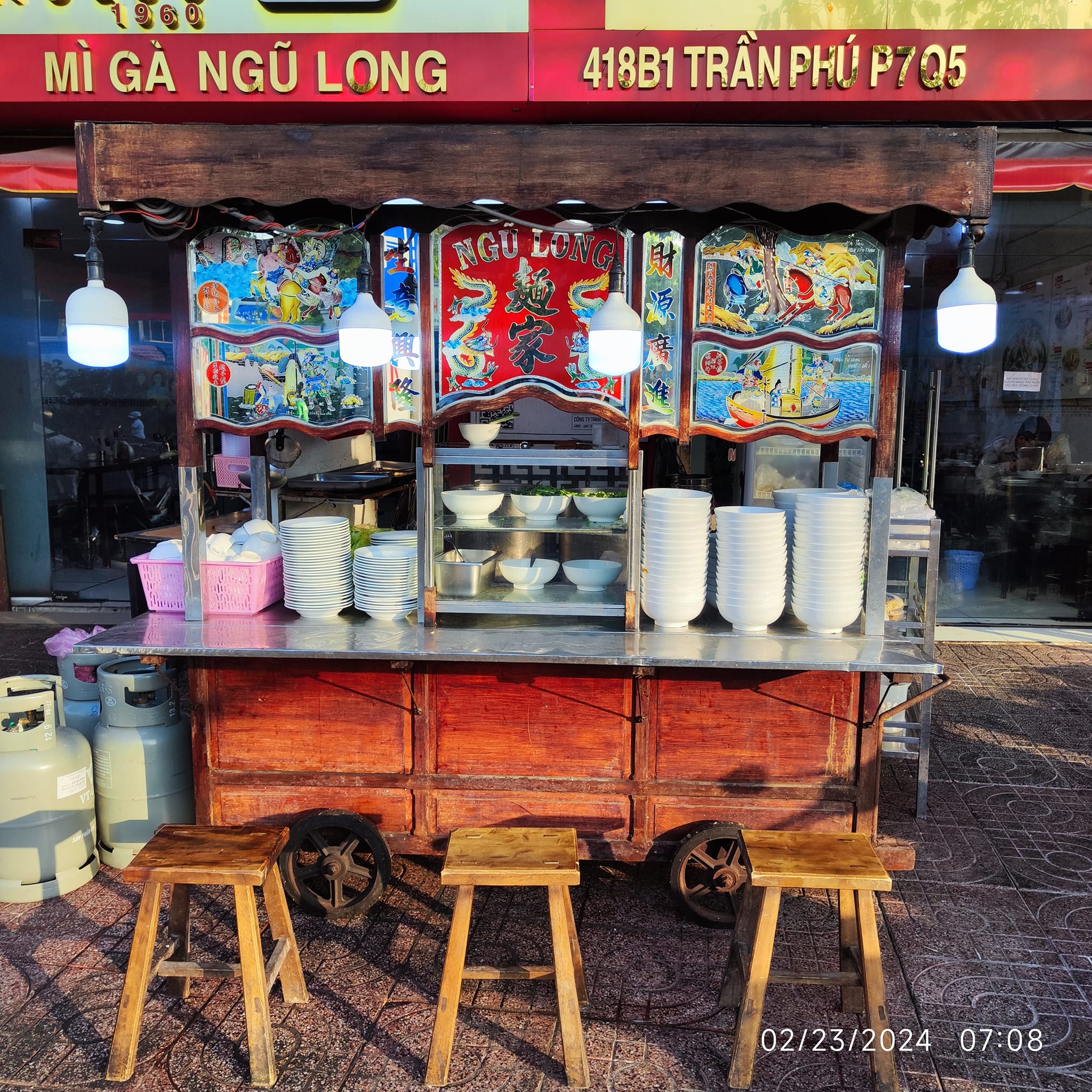 Mì Gà Ngũ Long được trang trí đậm chất Trung Hoa, nổi tiếng trên phố Trần Phú, Q5, TP HCM