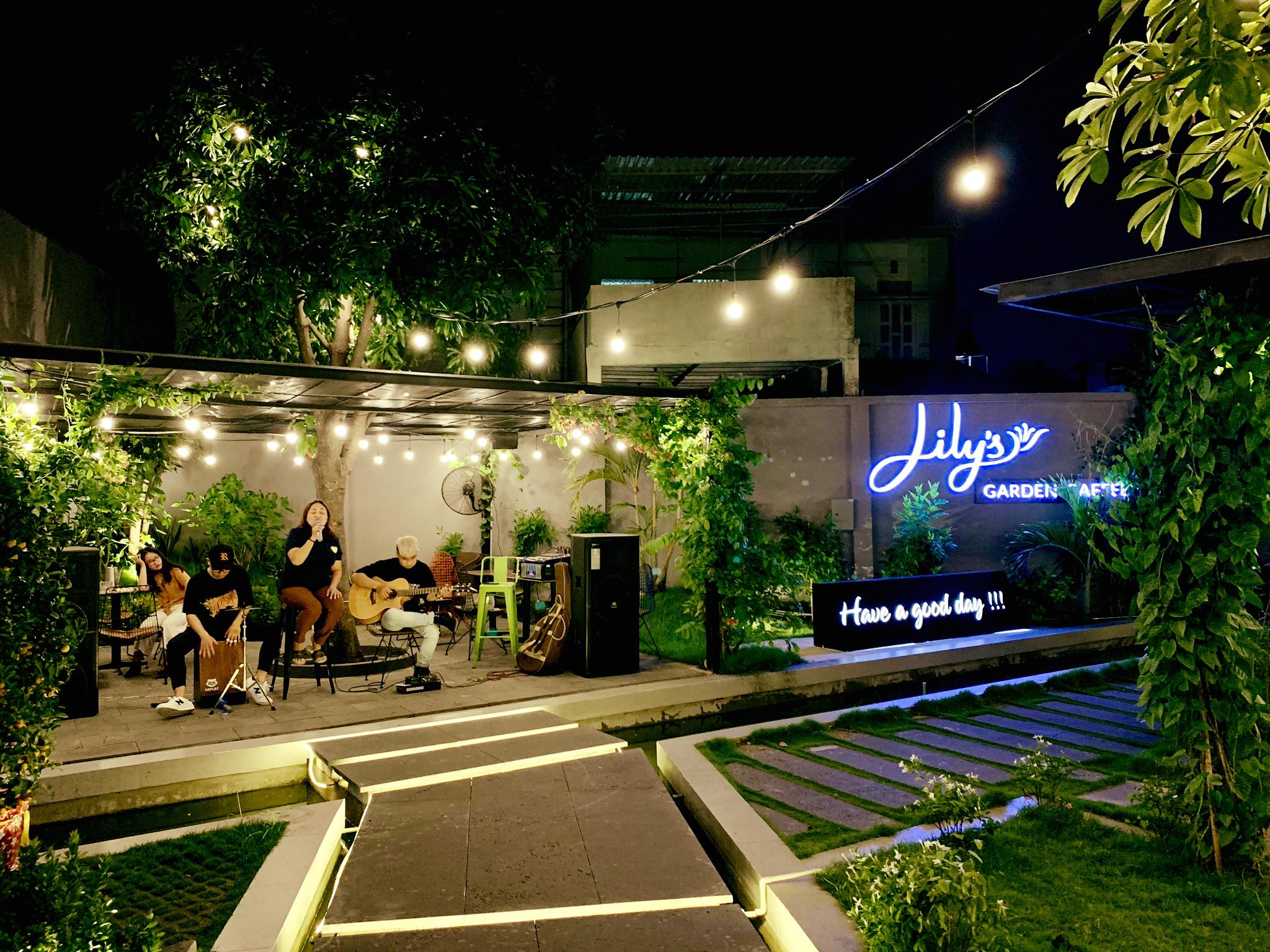 Lily's Garden Caffee thường tổ chức nhạc sống acoustic lãng mạn vào buổi tối