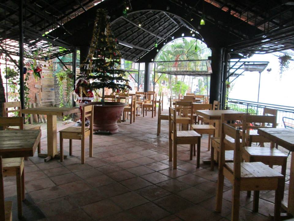 Không gian quán Domo Cafe thoáng mát, bàn ghế chủ đạo bằng gỗ rất mộc mạc và giản dị