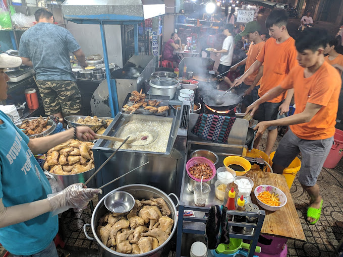 Thịt gà ở Quán Thiên Hương được đánh giá là tươi ngon, được tẩm ướp chuẩn vị