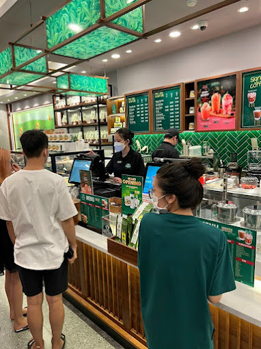 Rất đông thực khách đến mua cafe mang về tại Phúc Long Coffee & Tea