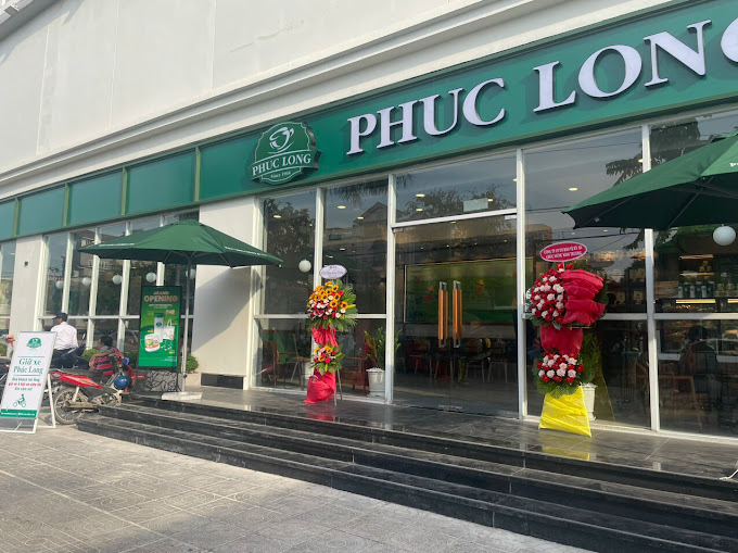 Phúc Long Coffee có vị trí nằm ngay tầng trệt tại siêu thị Coopmart Phan Văn Hớn