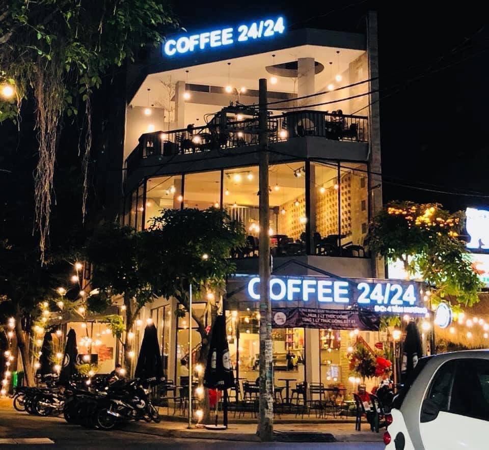 Khung cảnh huyền ảo về đêm tại quán Coffee 24h Tân Hương