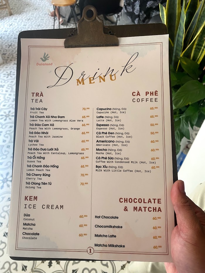 Thực đơn với đa dạng đồ uống được phục vụ tại Dalaland Coffee