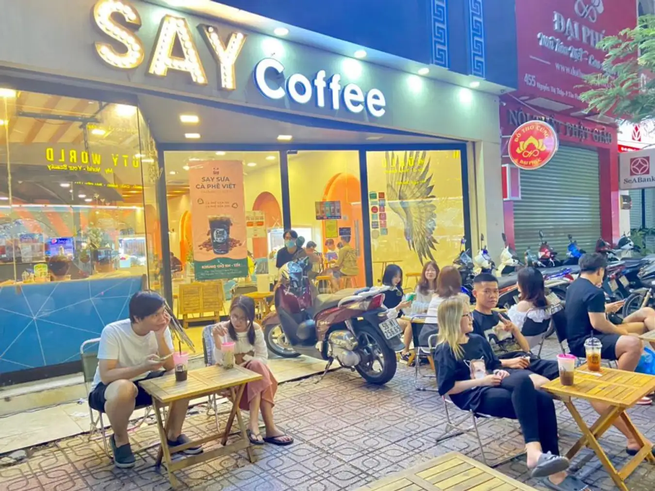 Mặt tiền quán Say Coffee – Quán cafe 24h quận 7 với thiết kế khá trẻ trung