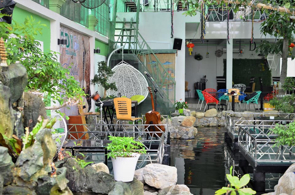 Khuôn viên TDT Garden Coffee nổi bật với hồ cá Koi đẹp mắt