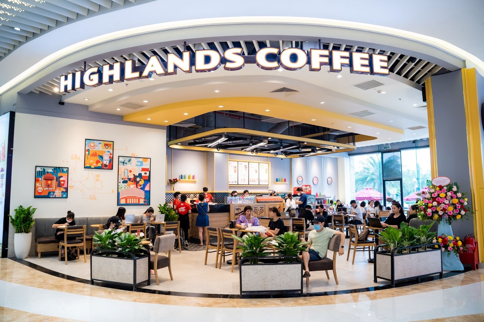Highlands Coffee 962 Phạm Văn Đồng có không gian rộng rãi, sạch sẽ và phục vụ chuyên nghiệp