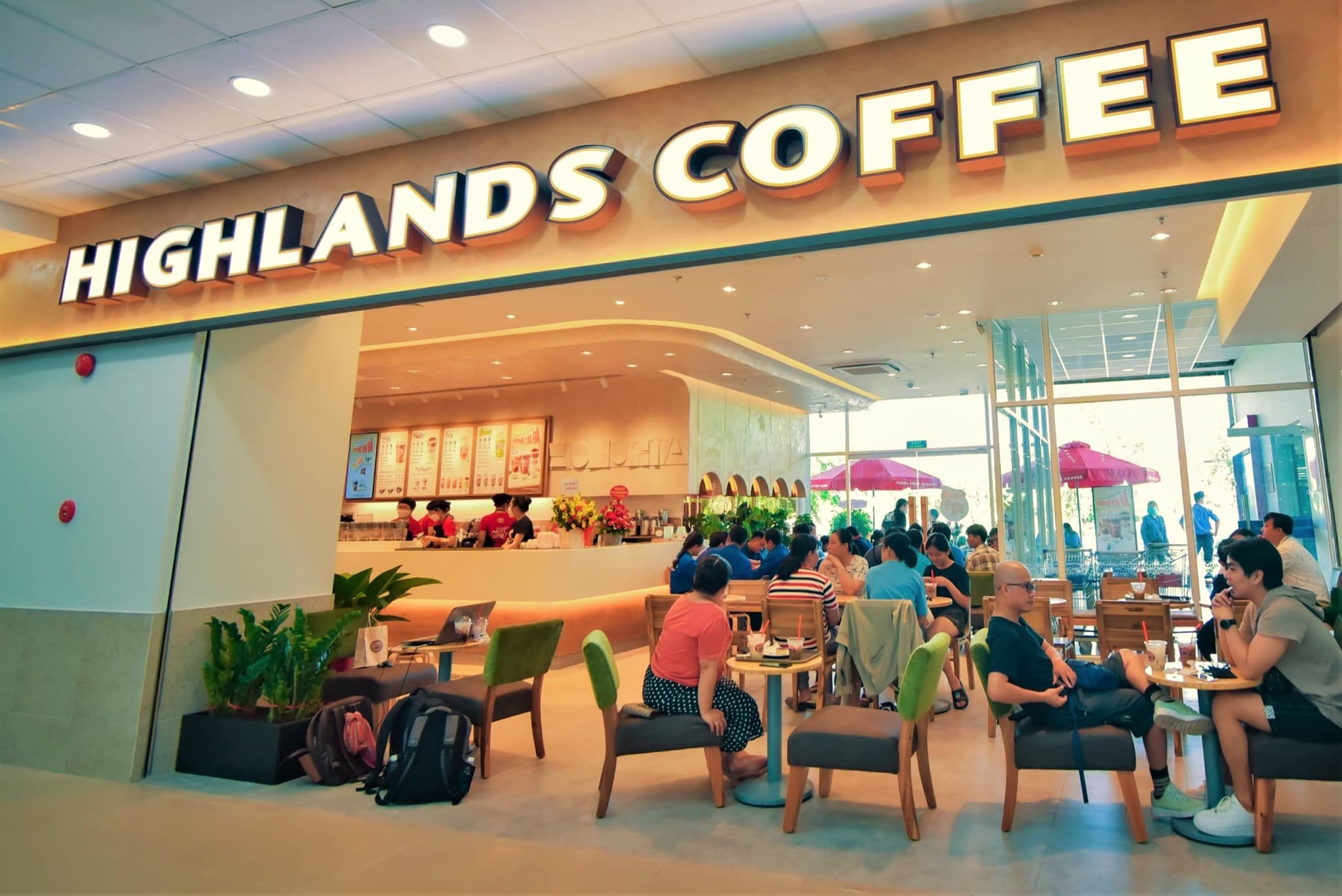 Không gian rộng rãi tại Highlands Coffee Bàu Cát