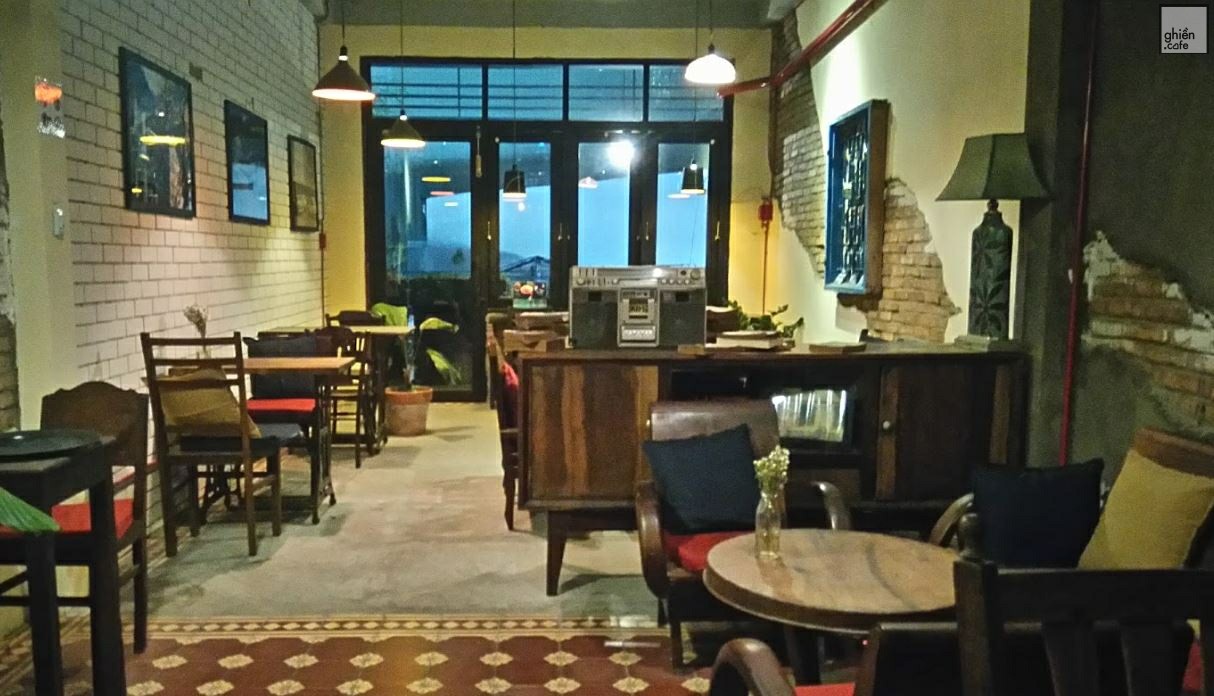 Tổ cà phê là một trong những quán cafe giá rẻ cho sinh viên tại quận 1, quán có lối thiết kế mộc mạc, giản dị, yên tĩnh